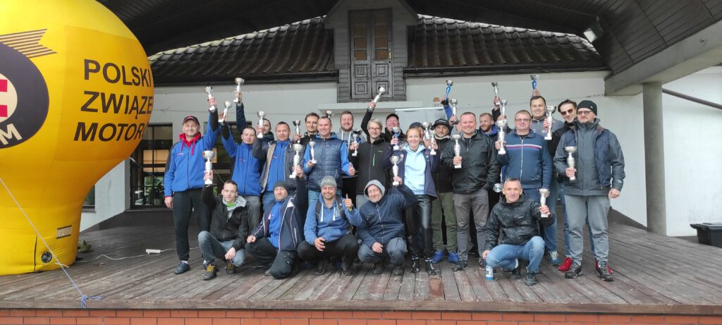 Zdjęcie przedstawiające wszystkich uczestników rajdu trzymających puchary